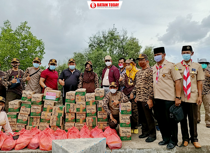 Pembagian paket sembako di pulau Manda Kecamatan Ungar